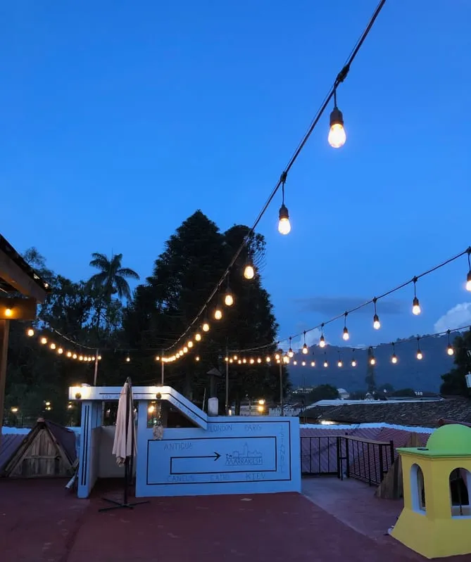 Cadena de focos decorativos instalada en una terraza al atardecer