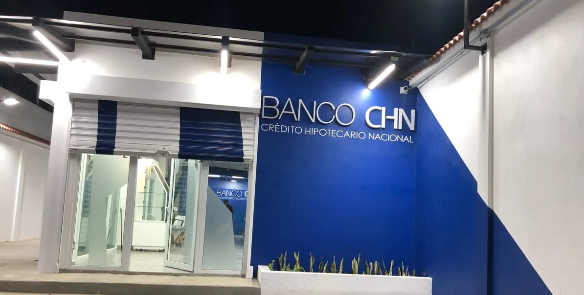 Fachada comercial azul con rótulo, puerta de vidrio e iluminación LED