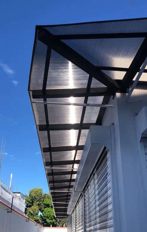 Cubierta de policarbonato sobre estructura metálica en una edificación comercial