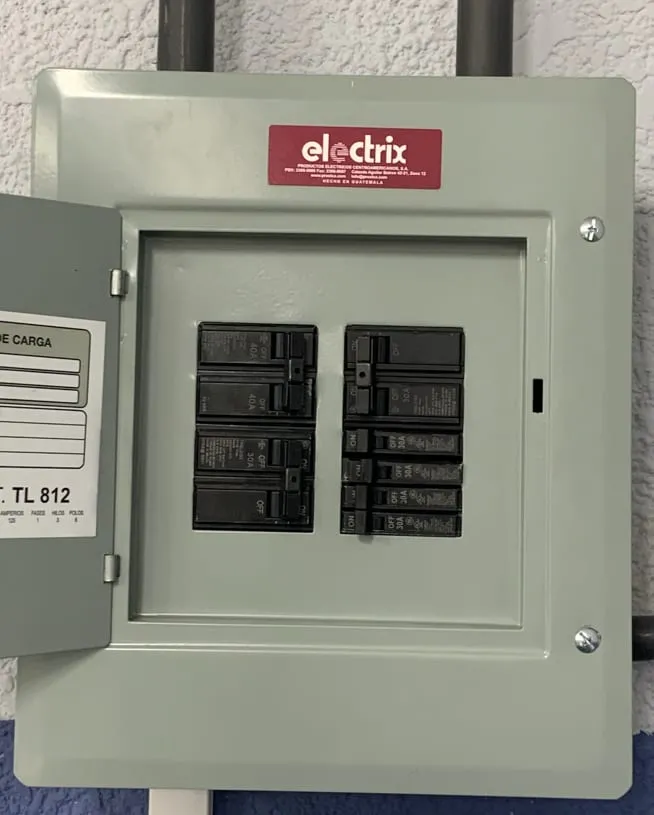 Tablero eléctrico de distribución con interruptores termomagnéticos