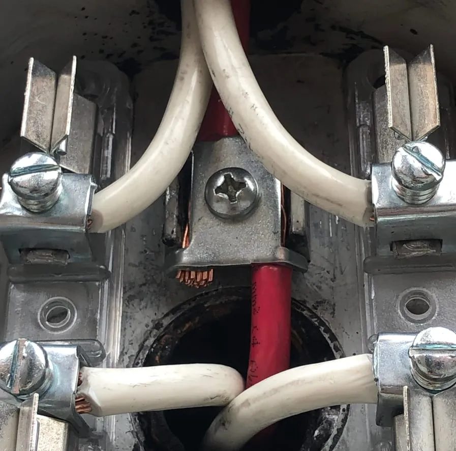Conexión de cables de potencia en una caja de distribución con terminales