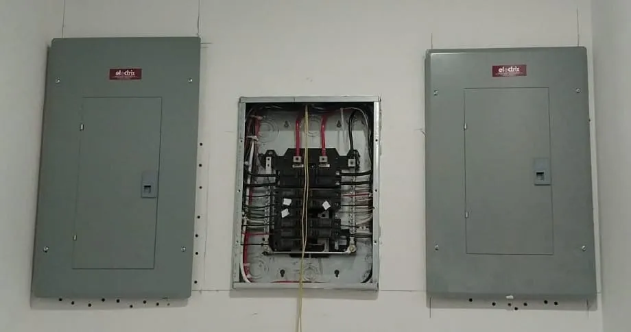 Centro de carga empotrado en la pared con cableado ordenado