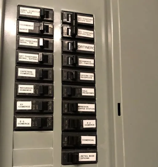 Panel eléctrico con circuitos identificados mediante etiquetas