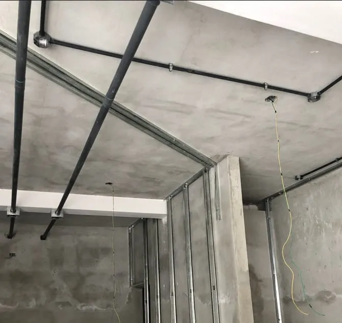 Canalizaciones eléctricas sobre el techo de concreto en un local en construcción