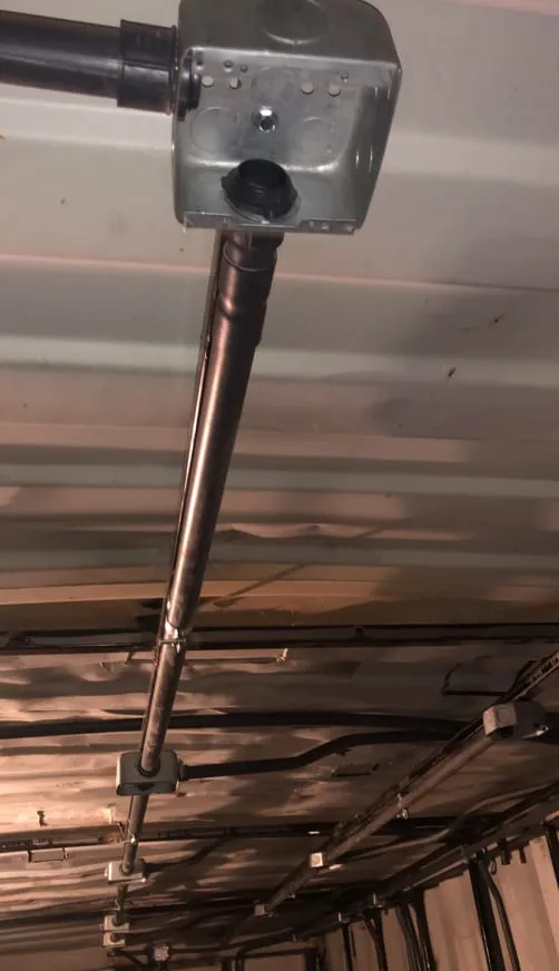 Tubería metálica de conducción instalada en el techo de un local