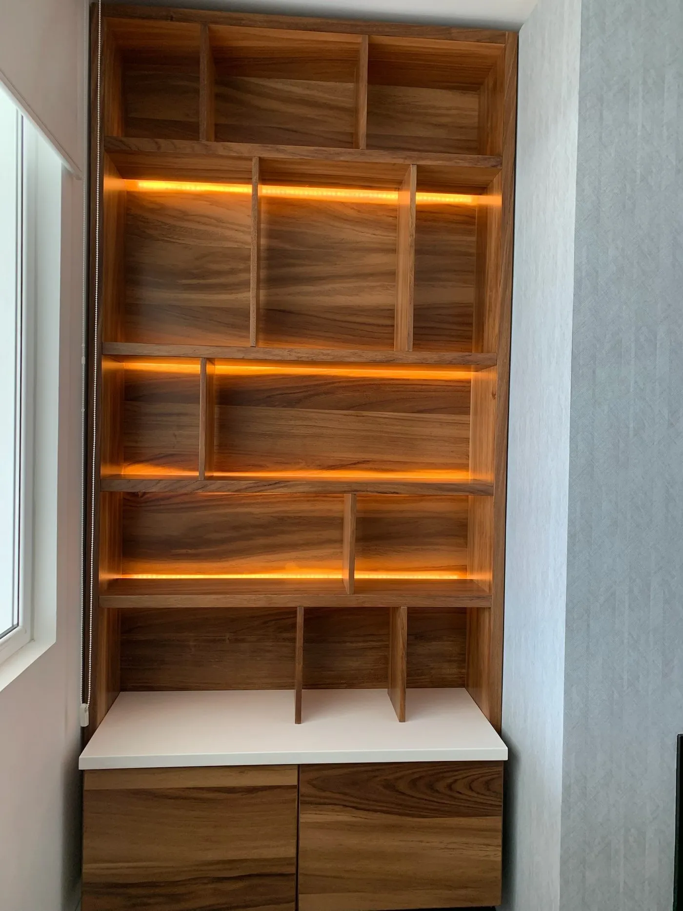 Mueble de madera con iluminación LED cálida integrada en las repisas