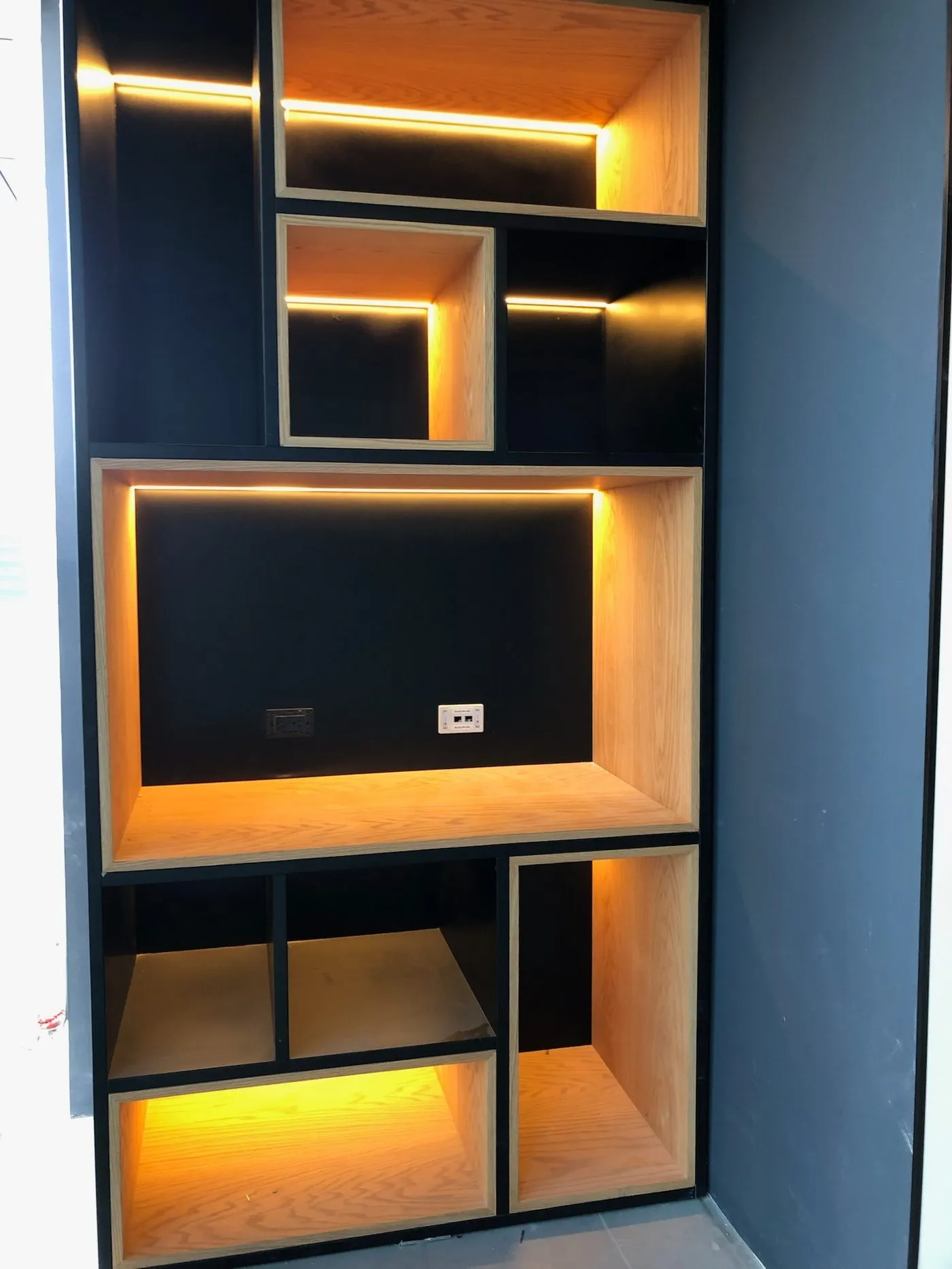 Mueble empotrado con nichos retroiluminados con LED