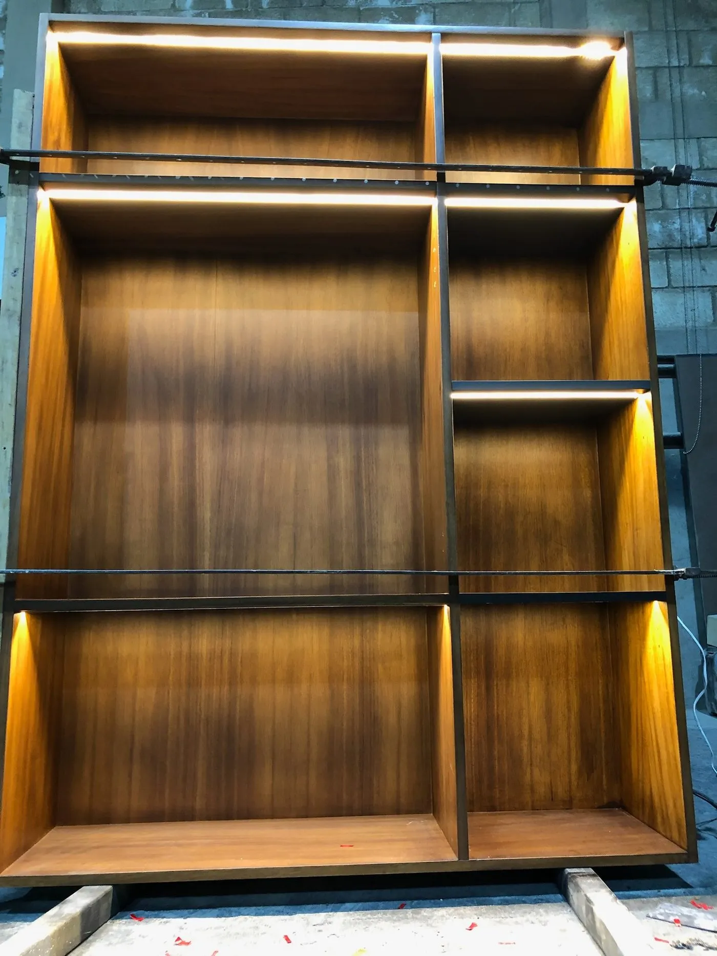 Mueble de madera con repisas retroiluminadas con LED