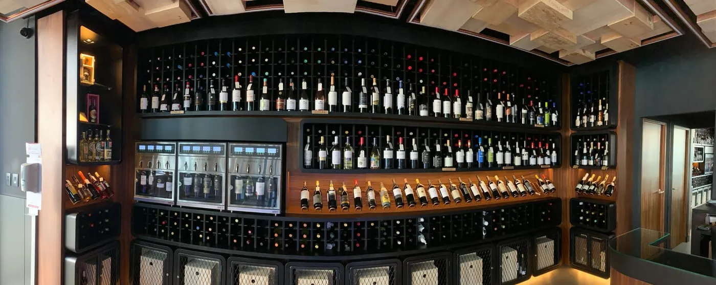 Cava de vinos con estantes y botellas iluminada con LED