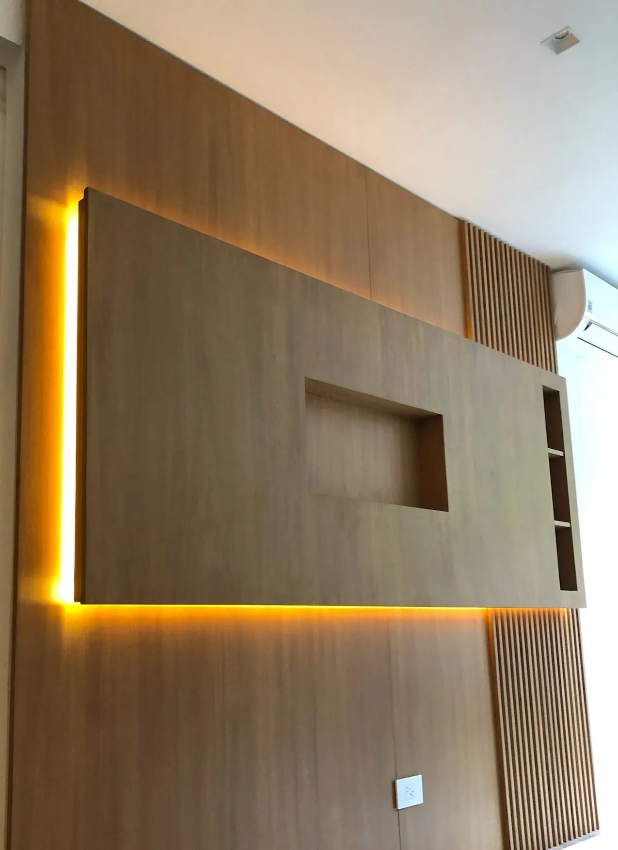 Panel de madera para pantalla con iluminación LED perimetral