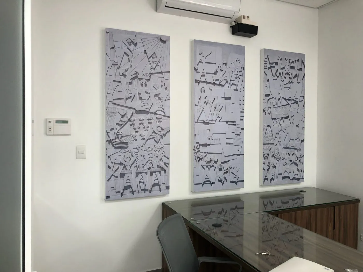 Sala de reuniones con paneles decorativos en la pared y escritorio