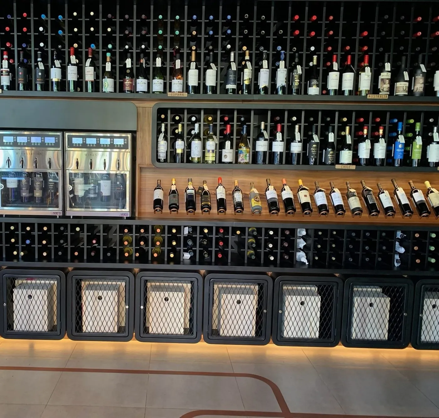 Cava de vinos con iluminación LED en la parte inferior