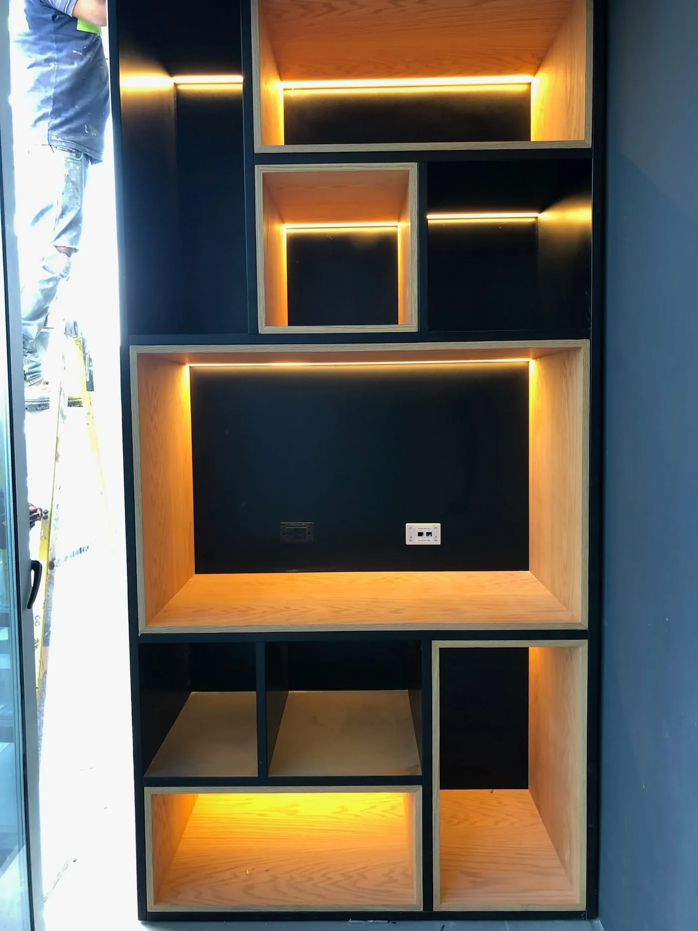 Nicho de pared retroiluminado con LED en un mueble oscuro