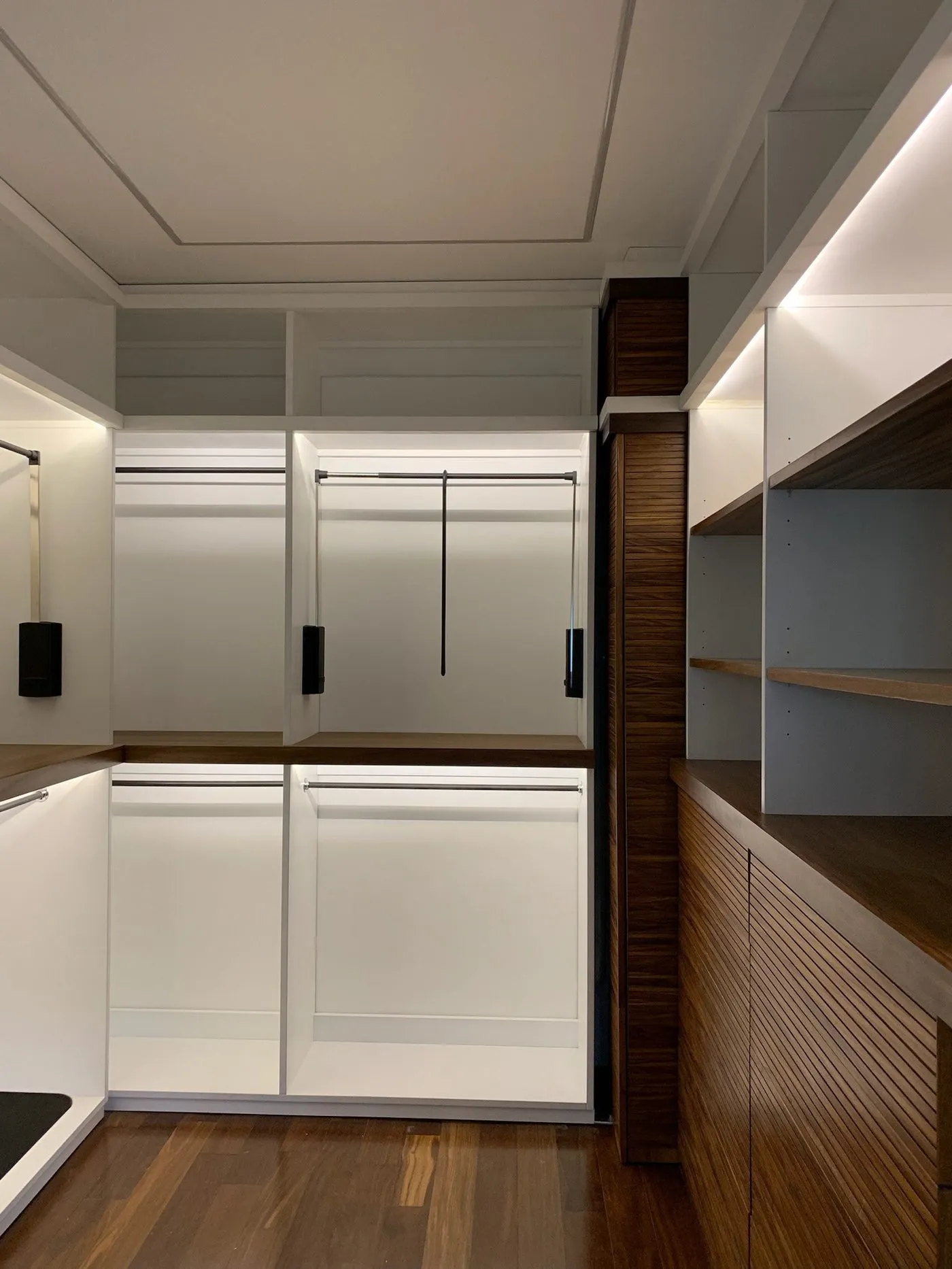 Clóset de puertas blancas con iluminación interior