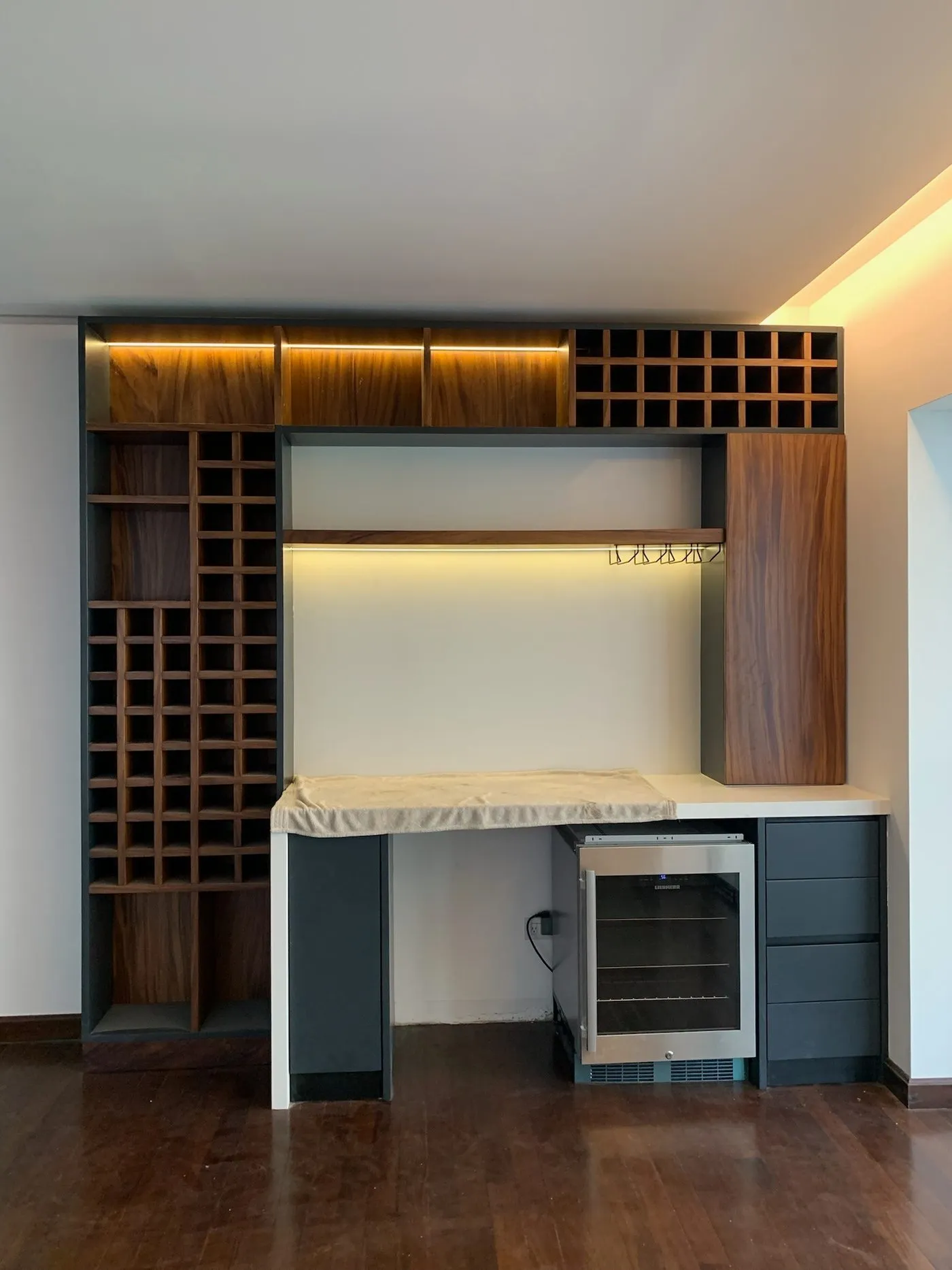 Mueble de bar con vinera e iluminación LED bajo las repisas