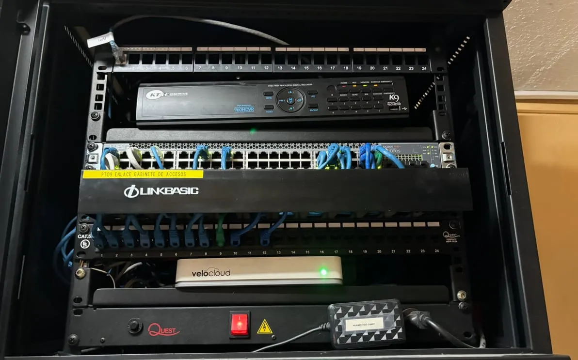 Rack con grabador de video, switch y patch panel con cableado ordenado