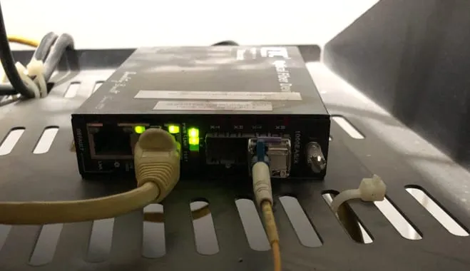 Detalle de un equipo de red con puertos y cables conectados